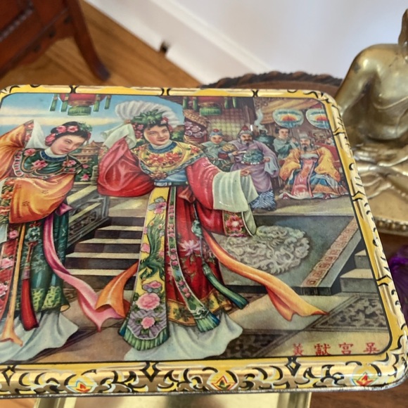 Beautiful Vintage Tin - Picture 9 of 12